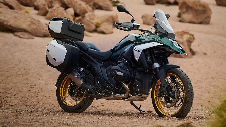 Die Option "719 Tramuntana" zeichnen eine Lackierung in Grün, ein elektrisches Windschild mit hoher Scheibe und Drahtspeichenräder mit goldfarben lackierten Leichtmetallfelgen aus.