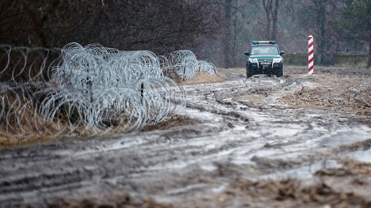 Polen hat an der EU-Außengrenze zu Belarus damit begonnen, feste Barrieren zu errichten.