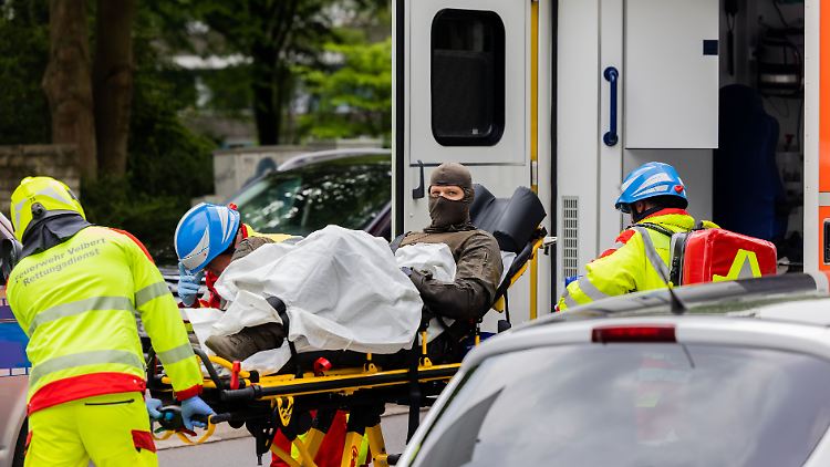 Ein verletzter Polizist wird nach seinem Einsatz im Ratinger Hochhaus in ein Krankenhaus gebracht.