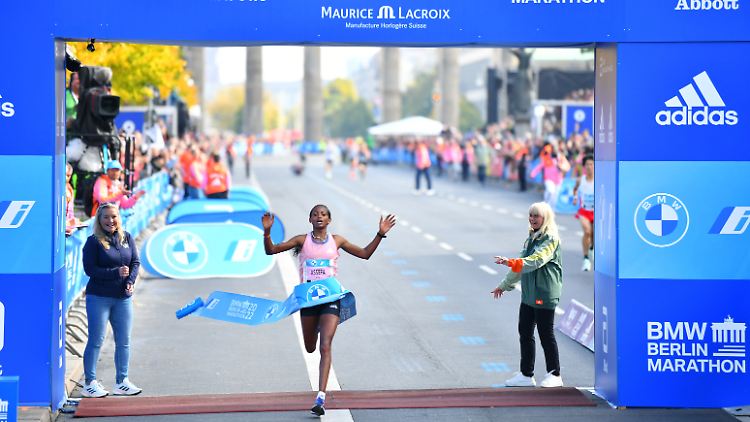 In 2:11:53 Stunden blieb Assefa in Berlin mehr als zwei Minuten unter der bisherigen Bestmarke,.