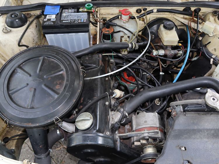 Maschinenraum der 1970er Jahre: Noch war nicht alles abgekapselt und formatfüllend eingebaut - diesen nun nicht mehr luftgekühlten Vierzylinder montierte VW luftig.