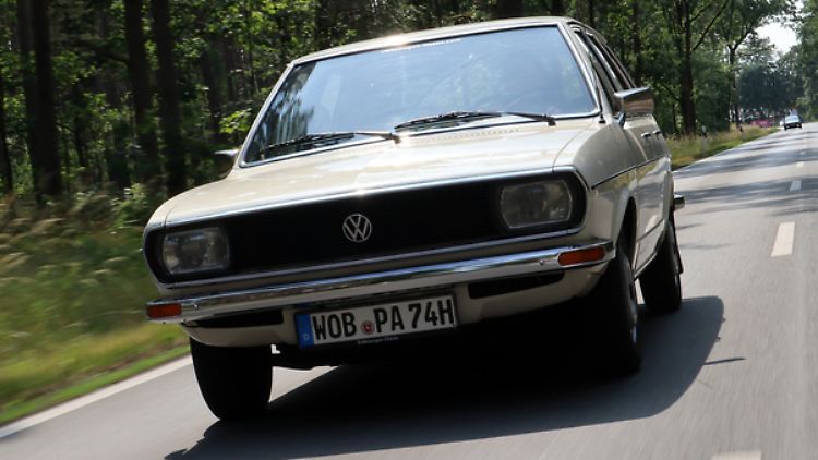 Den Passat als Modell hält Volkswagen seit 50 Jahren im Programm, wenngleich mit dem Ur-Passat heute kaum noch Ähnlichkeiten vorhanden sind.
