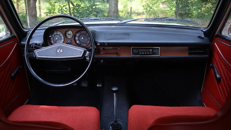 Ganz moderne Autos zeigen sich innen oft auch wieder so aufgeräumt wie der Passat früher - allerdings sind dann die Fensterflächen kleiner, die Säulen dicker und überall gibt es Bildschirme.