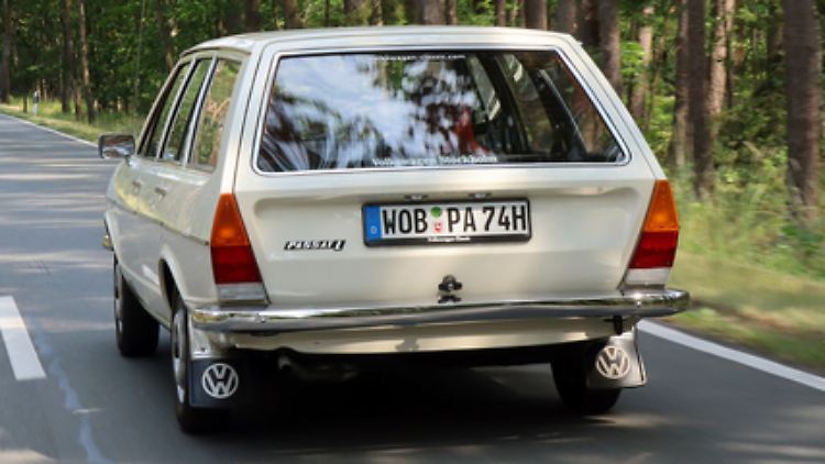 Mit dünnen Säulen und großer Scheibe präsentiert sich auch die Rückseite des VW Passat Variant schlank.