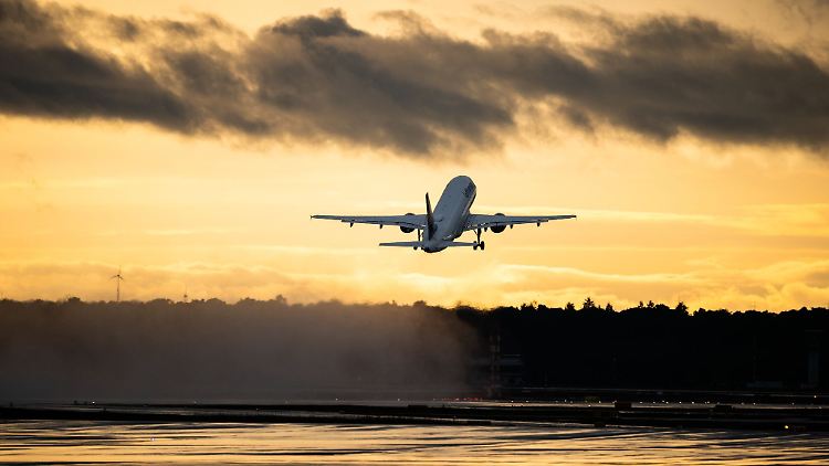 Wer sonntags bucht und freitags abhebt, kann bei internationalen Flügen mit Abflugort in Deutschland am meisten sparen.
