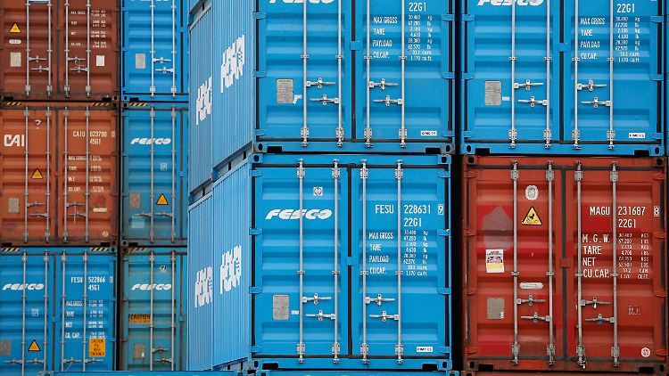 Die Containerschwemme haben dazu geführt, dass gebrauchte Container einen massiven Wertverlust verzeichnet haben.