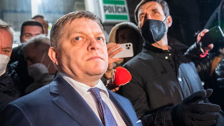 Zeiten ändern sich: 2021 wurde Robert Fico wegen Verdachts auf Bildung einer kriminellen Vereinigung verhaftet. Heute hat er gute Aussichten, wieder Premier der Slowakei zu werden.