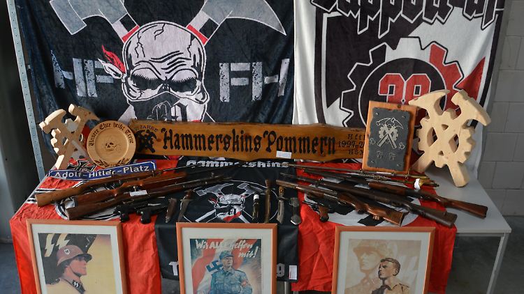 Messer, Gewehre, Propagandamaterial - die Polizei findet bei den "Hammerskins" viele Beweismittel.