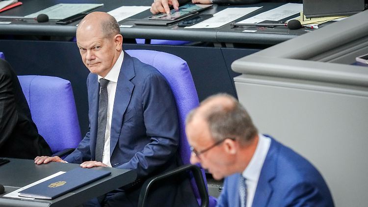 "Was Herr Merz vorgetragen hat, entspricht nicht der rechtlichen Lage in Deutschland", sagt Scholz im SWR.