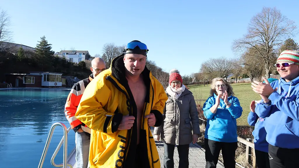 Eisschwimmer-Paul-Bieber-aus-Lindau-nach-seiner-Eismeile-im-Freibad-Veitsbronn