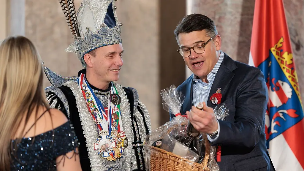 Prinz-Uwe-III-ueberreicht-Hessens-Ministerpraesident-Boris-Rhein-r-ein-Praesent