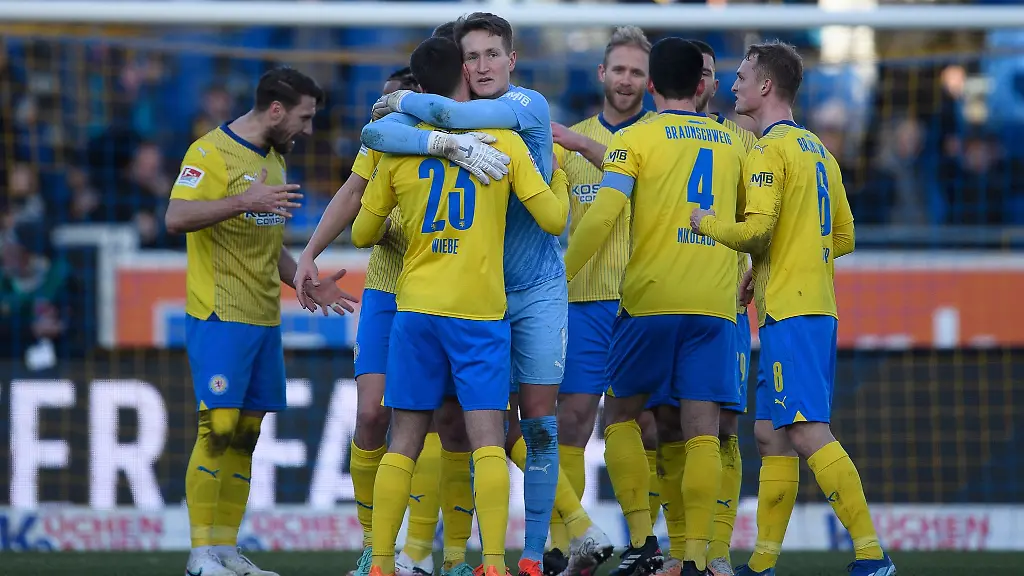 Braunschweigs-Spieler-freuen-sich-nach-dem-Schlusspfiff