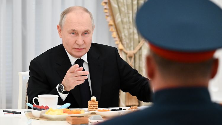 Putin während des Treffens mit den Soldaten im Kreml. 