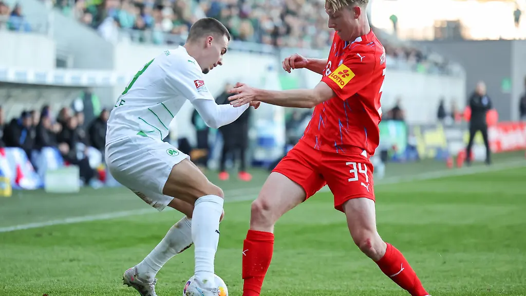 Der-Fuerther-Tim-Lemperle-l-kaempft-mit-Colin-Kleine-Bekel-von-Holstein-Kiel-um-den-Ball