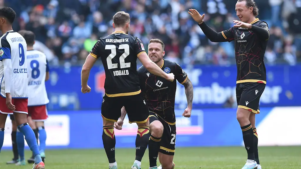 Die-Karlsruher-Christoph-Kobald-Robin-Bormuth-r-und-David-Herold-jubeln-nach-dem-Schlusspfiff