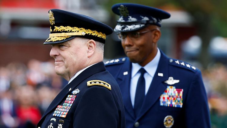 Milley und sein Nachfolger als US-Generalsstabchef Brown (r.) bei der Amtsübergabe.