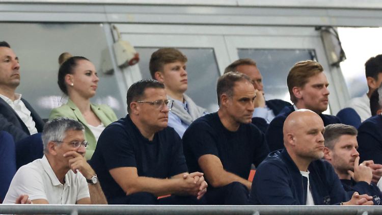 Beim Supercup konnte sich Eberl schon einmal neben Bayern-Präsident Hainer setzen.