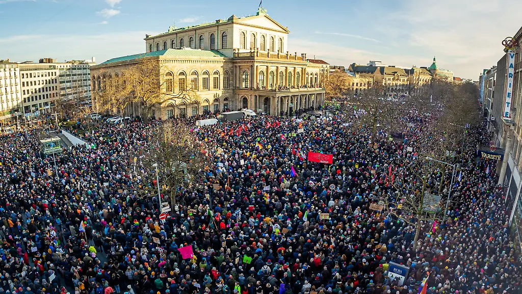 Zahlreiche-Menschen-nehmen-an-einer-Demonstration-gegen-Rechtsextremismus-auf-dem-Opernplatz-teil