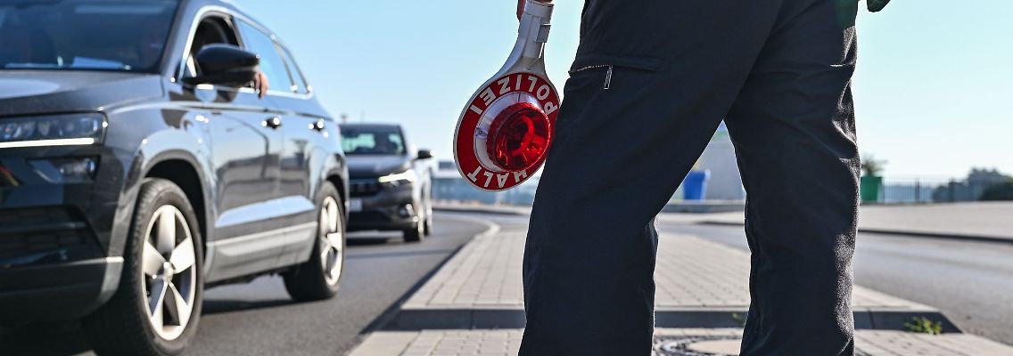 Ein Beamter der Bundespolizei steht am deutsch-polnischen Grenzübergang Stadtbrücke bei einer Kontrolle.