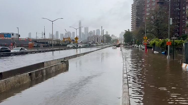 Die Kanalisation war von den Wassermassen überfordert.