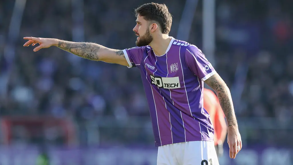 Osnabruecks-Lex-Tyger-Lobinger-zeigt-mit-dem-Finger