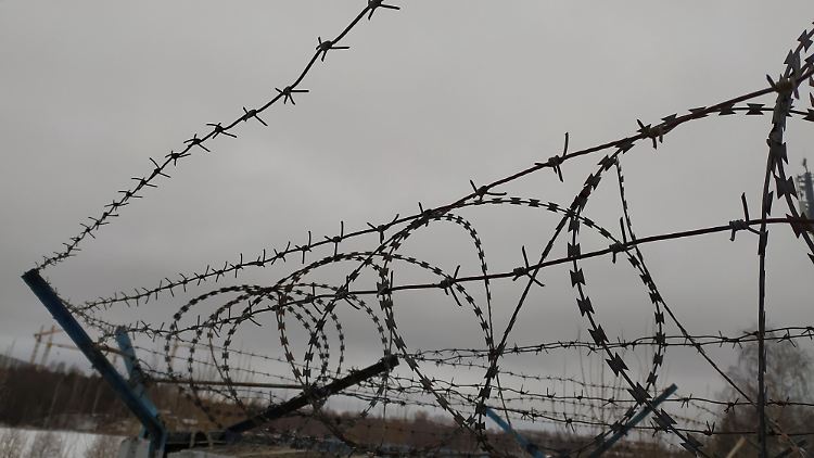Seit dem Angriff auf die Ukraine gehen russische Behörden verstärkt gegen kritische Stimmen vor. Die meisten russischen Regierungskritiker sind inzwischen hinter Gittern.