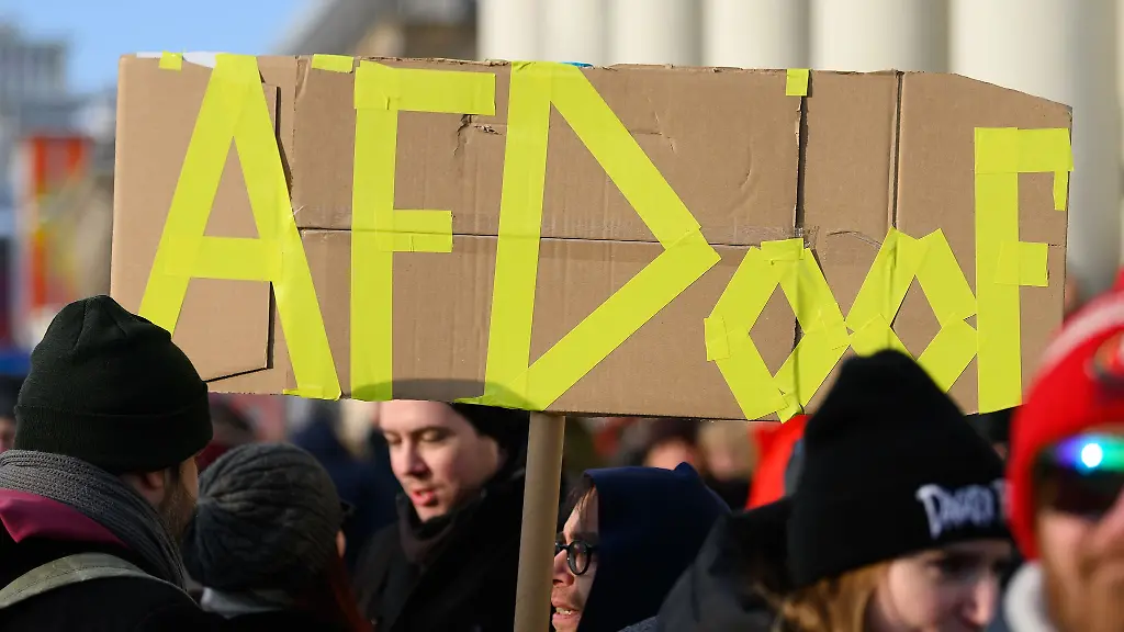 Ein-Teilnehmer-traegt-bei-einer-Demonstrationen-gegen-die-AfD-und-gegen-Rechtextremismus-in-Hessen-ein-Plakat-mit-der-Aufschrift-AFDoof