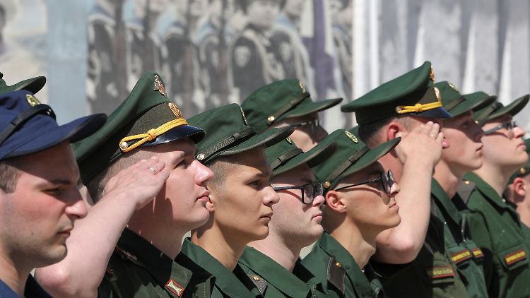 Russische Freiwillige, die im Juli 2023 in Sewastopol ihren Kriegsdienst für Russland antraten.