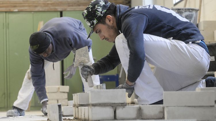 Nach Zahlen des Nürnberger Instituts für Arbeitsmarkt- und Berufsforschung sind 54 Prozent der Geflüchteten mit einer Aufenthaltsdauer von sechs Jahren erwerbstätig.