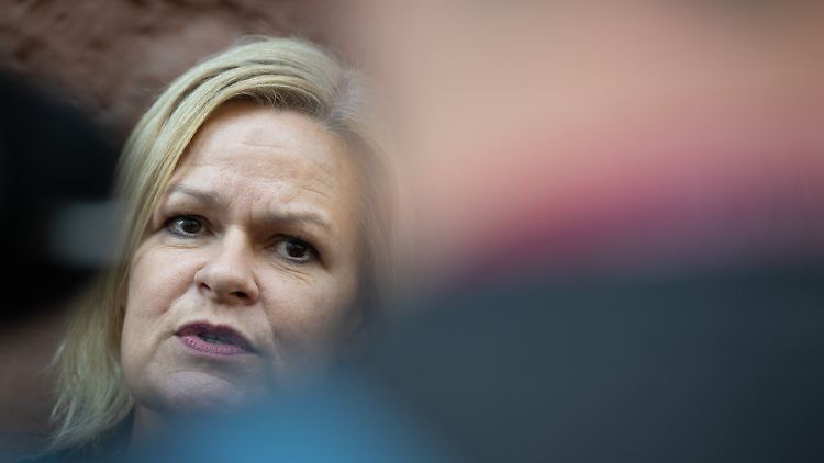 "Das ist nicht mein Stil", kommentierte die SPD-Spitzenkandidatin in Hessen, Bundesinnenministerin Nancy Faeser, das kritisierte Wahlvideo.