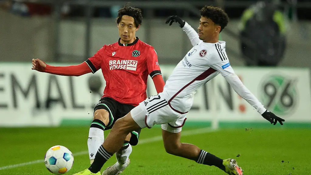 Hannovers-Sei-Muroya-l-spielt-gegen-Nuernbergs-Nathaniel-Brown
