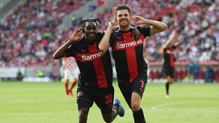 Jonas Hofmann (rechts) bejubelt sein Tor zum 3:0 für Bayer Leverkusen.