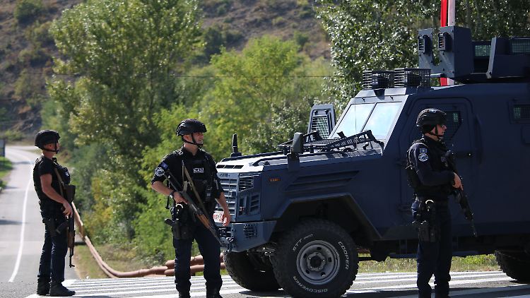 Kosovo-Polizei und KFOR-Soldaten sorgen gemeinsam für Sicherheit im Norden des Kosovo, wo zuletzt die Gewalt aufflammte.