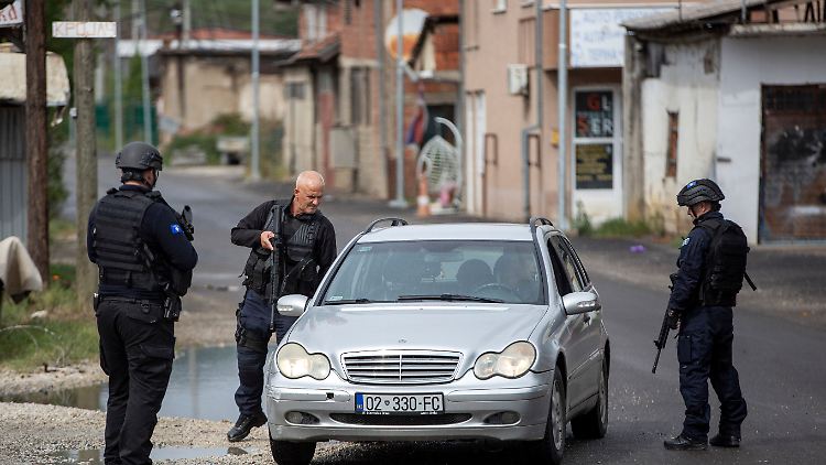Kosovarische Polizisten sichern eine Straße im Nordkosovo. Die Spannungen in der Region haben zuletzt deutlich zugenommen.