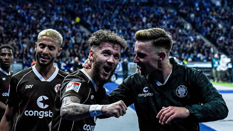 Über 66.000 Zuschauer sahen das 0:2 von Marcel Hartel für St. Pauli.