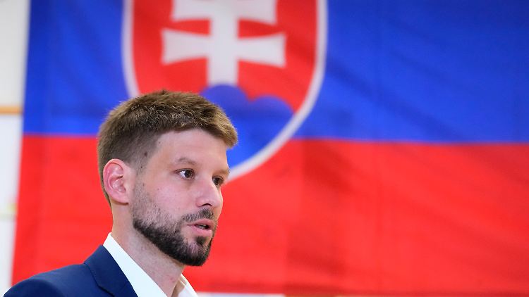 Eine erste Prognose sieht ihn als Überraschungssieger in der Slowakei: Michal Simecka führt die liberale Partei "Progressive Slowakei" (PS). 