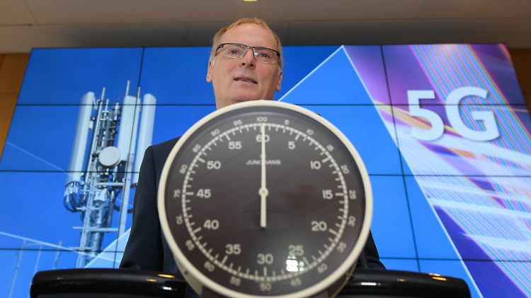 Jochen Homann, der ehemalige Präsident der Bundesnetzagentur, steht im März 2019 bereit. Damals wurden die 5G-Mobilfunkfrequenzblöcke am Mainzer Technik-Standort der Bundesnetzagentur versteigert.