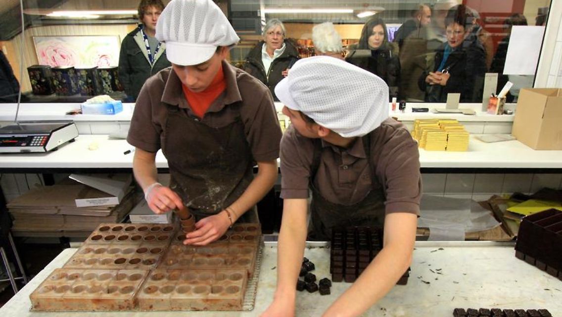Gläserne Produktion: In der Chocolaterie Defroidmont schauen pro Jahr rund 12.000 Besucher vorbei.