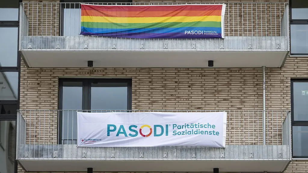 Eine-Regenbogenfahne-haengt-an-einem-Balkon-des-Seniorenzentrums-Steckfeld