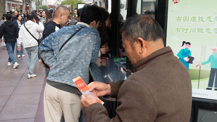An einem Lotterieladen in Shanghai. 