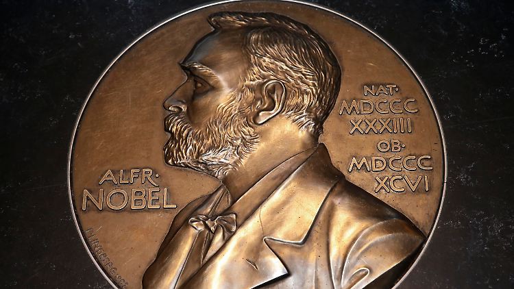 Alfred Nobel  (1833–1896) stiftete den renommierten und hochdotierten Wissenschaftspreis, der seit 1901 jährlich vergeben wird.