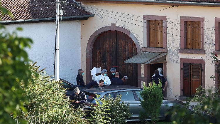 Kriminaltechniker und Polizisten untersuchen das Haus seit Samstag.