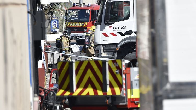 Feuerwehrleute vor der Diskothek "Teatre", in der das Feuer ausgebrochen war. 