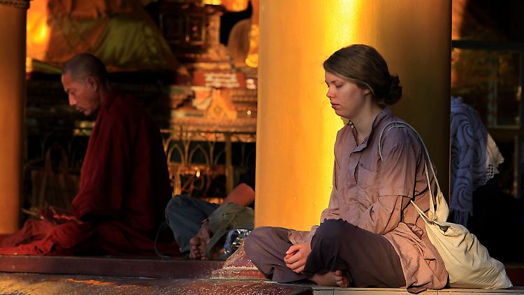 Französische Touristen in der Shwedagon-Pagode in Yangon (Rangun).