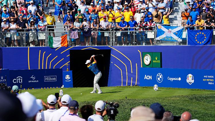 Viktor Hovland schlägt am Finaltag vom ersten Tee ab. Der junge Norweger brachte die Nummer eins der Welt vorher schon zum Weinen.