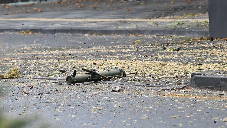 Ein Raketenwerfer wurde nach dem Anschlag auf der Straße gefunden.