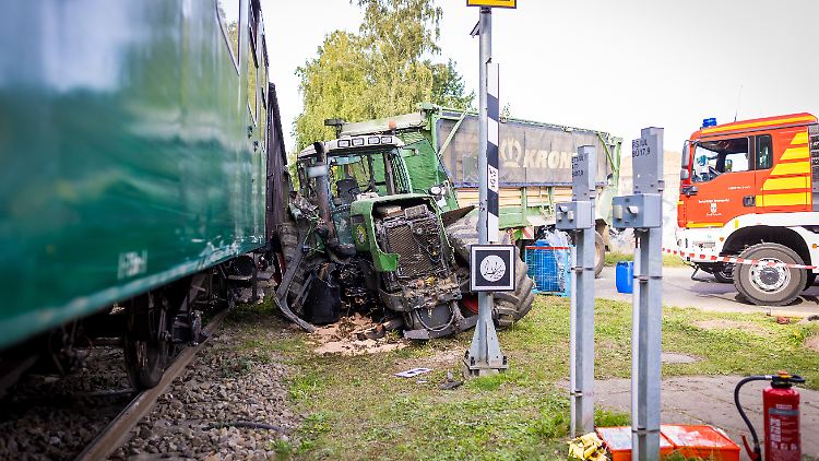 Sowohl der Trecker als auch die 80 Jahre alte Lok wurden bei dem Zusammenstoß stark beschädigt. 