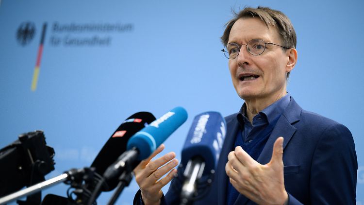 "Soll der Beitragssatz für Arbeitnehmer steigen, damit das Honorar weiter steigt?", fragt Minister Lauterbach. 