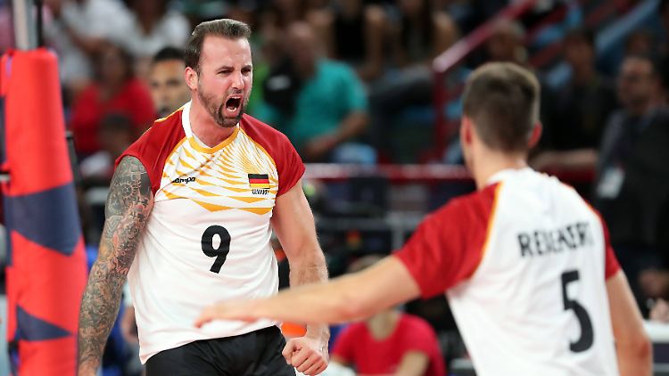 Sind gut drauf: die deutschen Volleyballer um Star-Angreifer Georg Grozer.