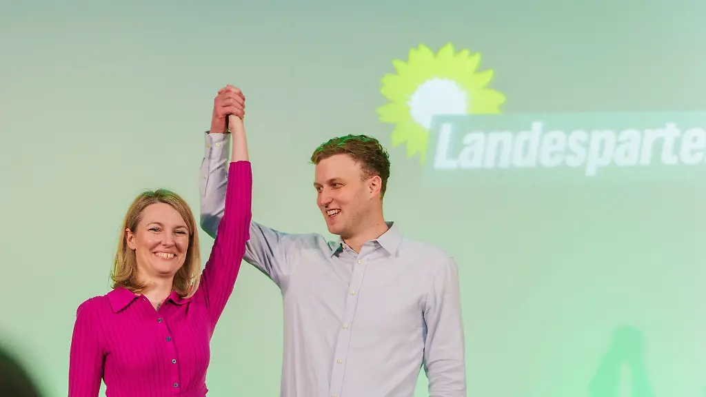 Die-beiden-frisch-gewaehlten-neuen-Landesvorsitzenden-von-Buendnis90-Die-Gruenen-in-Hessen-Kathrin-Anders-und-Andreas-Ewald-stehen-nach-ihrer-Wahl-auf-dem-Landesparteitag-zusammen